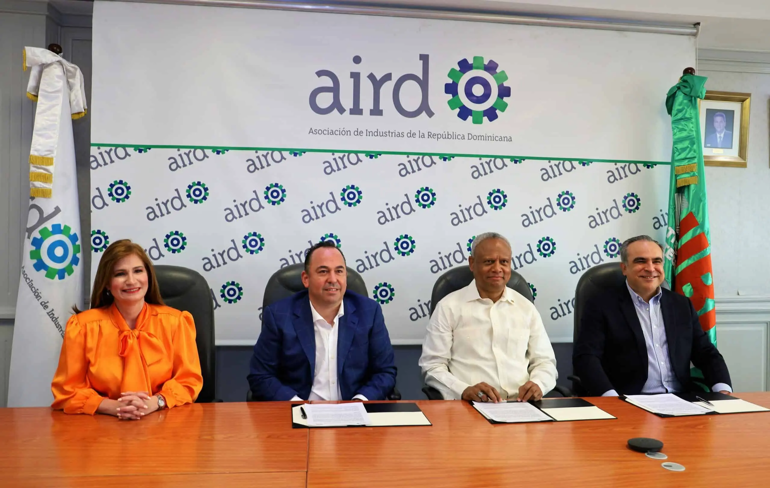 IIBI y AIRD firman convenio para fortalecer sector cosméticos