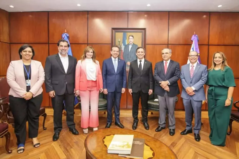 Comisión de Alcoholes AIRD visita al presidente Poder Judicial