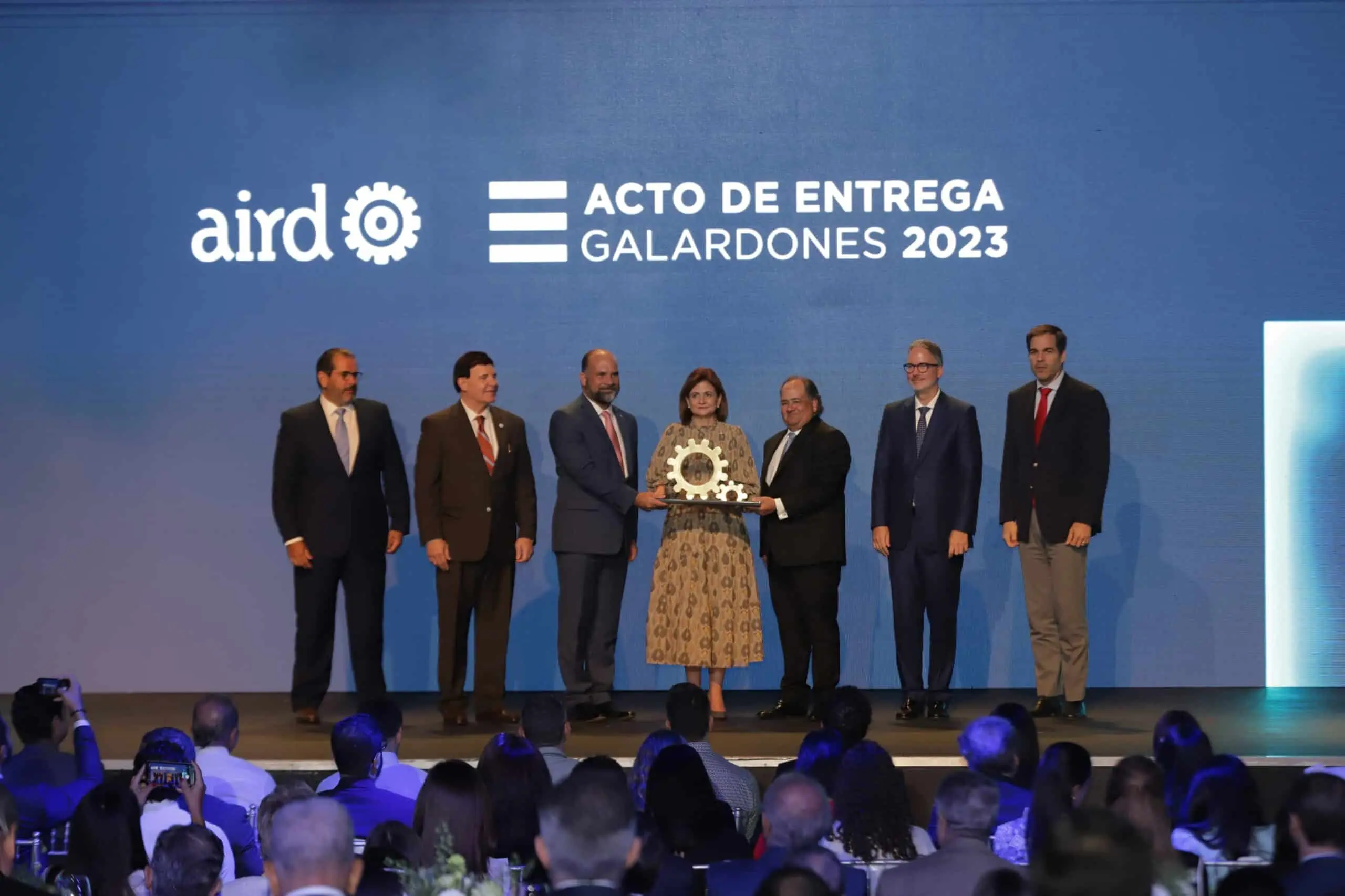 AIRD entrega galardones por aportes al sector industrial